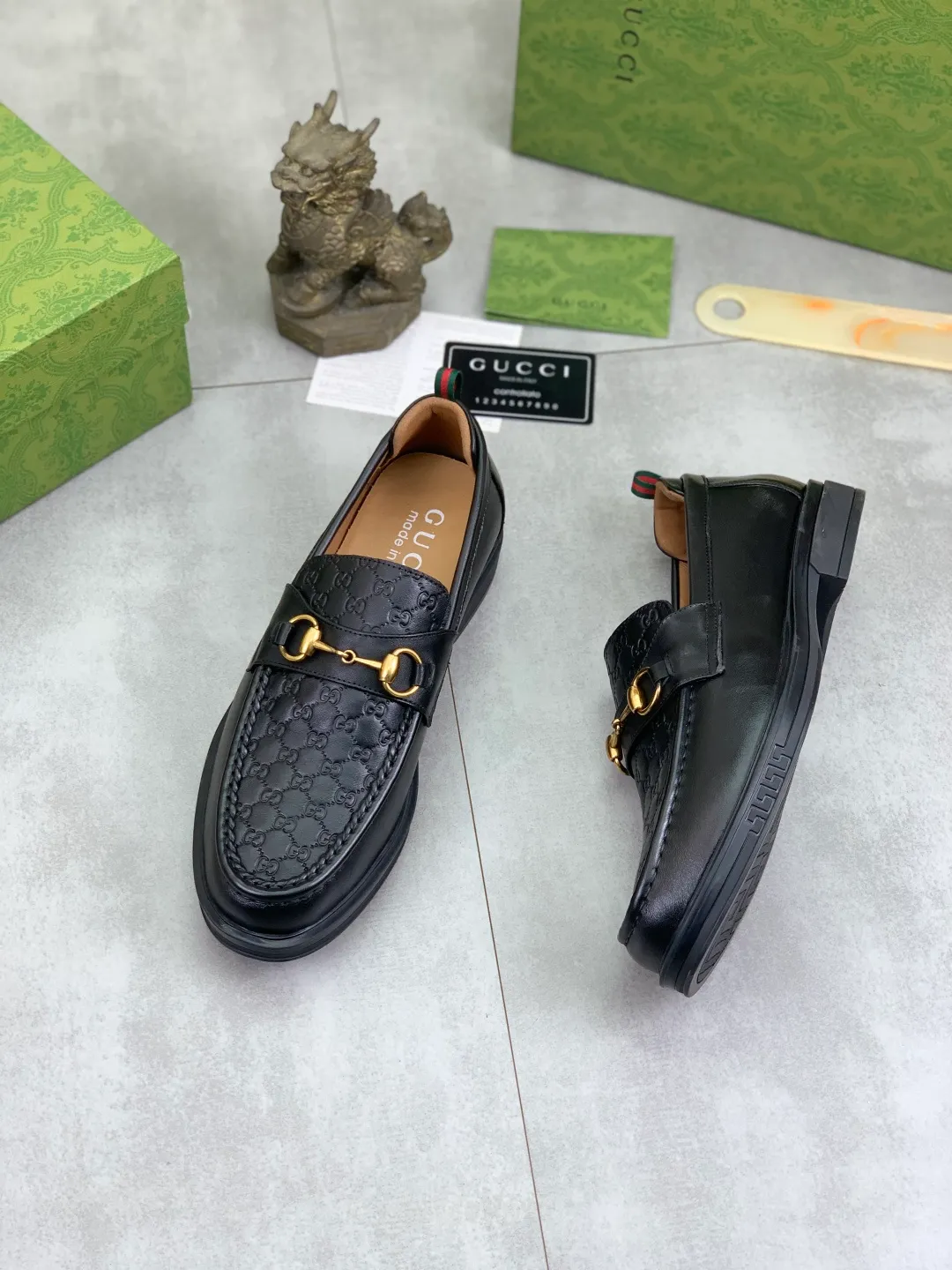 Men's shoes💰P500💰【New model, soft and comfortable Gucci classic business leather shoes hot selection (Gucci) official website latest Gucci 🎁 business leather shoes, hot style 💥 simple and elegant style, exclusive for trendy men. Unique official website latest brand original double G embossed element 👑Gucci Original decoration, fashionable and generous, made of original calfskin ✅ fully imported first-layer pigskin lining, official website designated wear-resistant, rubber business outsole, real-life photos of classic models at the counter 🎬38-44 (customized for 45) 3⃣️ colors available